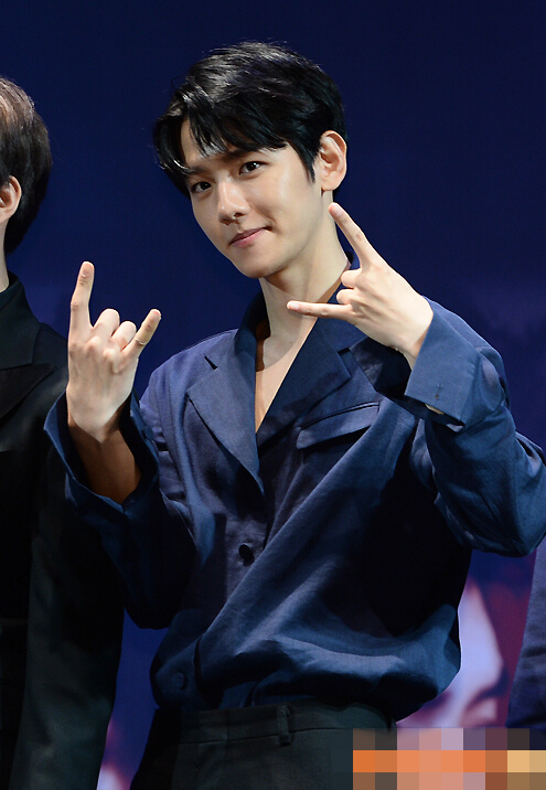 EXO全員出席《EX'ACT》發布會 張藝興呆萌kai粉發吸睛【組圖】