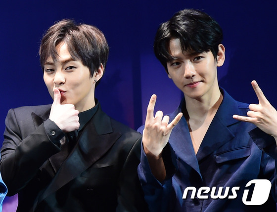 EXO全員出席《EX'ACT》發布會 張藝興呆萌kai粉發吸睛【組圖】