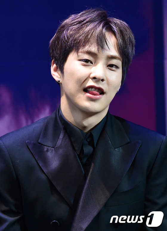 EXO全員出席《EX'ACT》發布會 張藝興呆萌kai粉發吸睛【組圖】