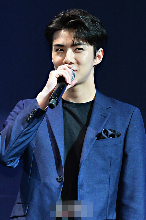 EXO全員出席《EX'ACT》發布會 張藝興呆萌kai粉發吸睛【組圖】