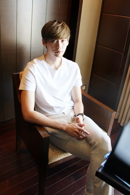 宋仲基權志龍金秀賢李敏鎬李鐘碩 韓國白衣男神全盤點【組圖】