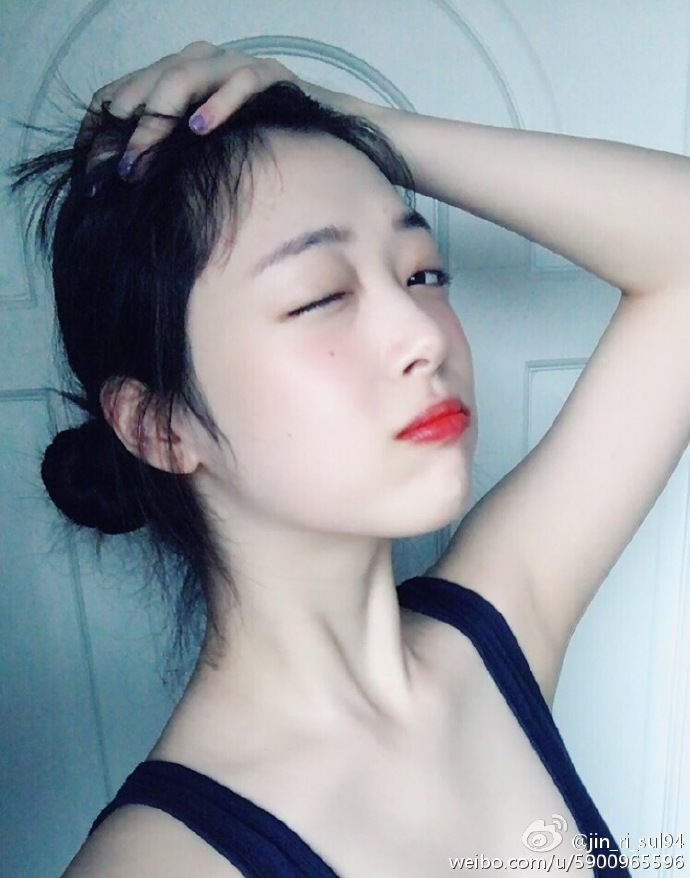 雪莉深V泳裝照 紅唇叼草莓性感爆表【組圖】