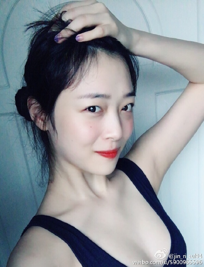 雪莉深V泳裝照 紅唇叼草莓性感爆表【組圖】