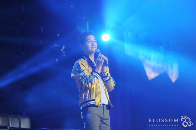 宋仲基成都粉絲見面會宋慧喬驚喜現身 雙宋CP再現“太后”經典場面【組圖】