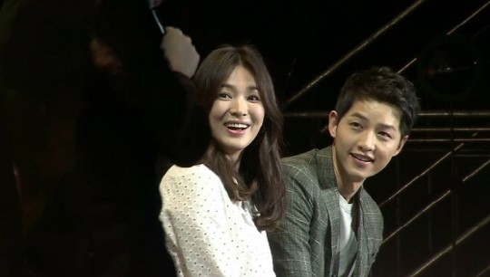 宋仲基成都粉絲見面會宋慧喬驚喜現身 雙宋CP再現“太后”經典場面【組圖】