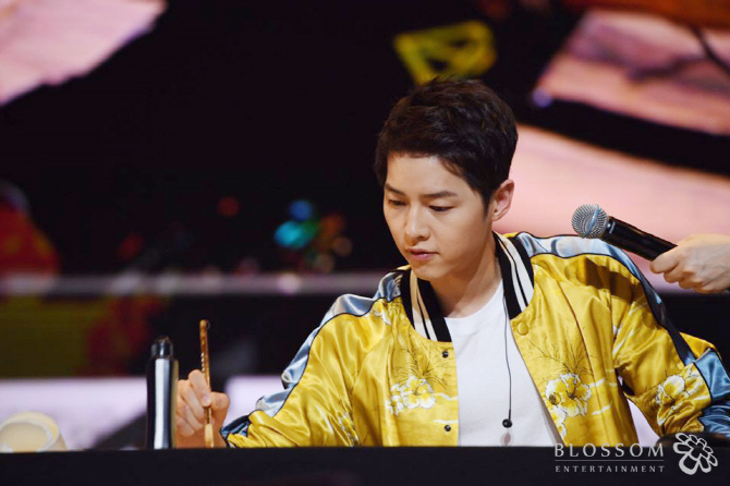 宋仲基成都粉絲見面會宋慧喬驚喜現身 雙宋CP再現“太后”經典場面【組圖】