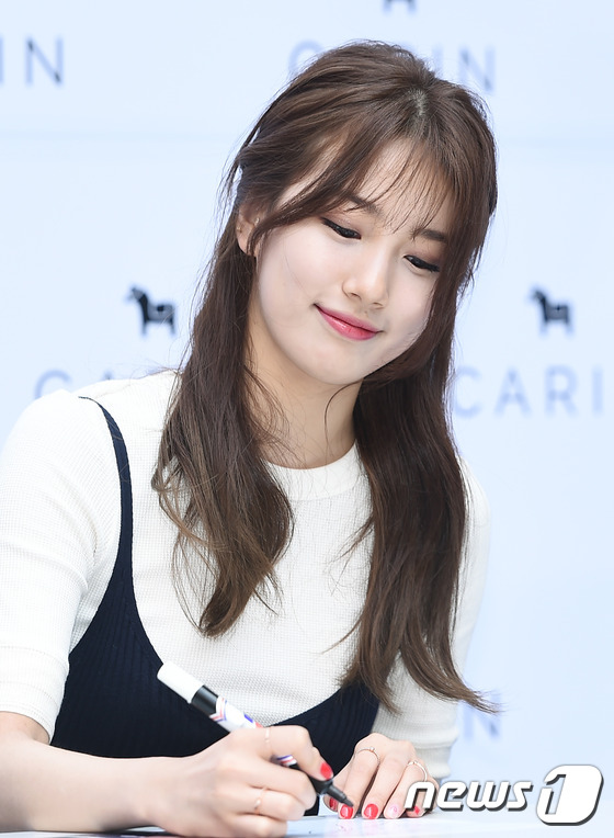 李敏鎬女友秀智藍色長裙造型現身 清純美貌吸睛【組圖】