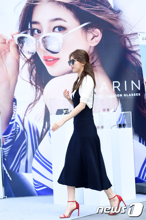 李敏鎬女友秀智藍色長裙造型現身 清純美貌吸睛【組圖】