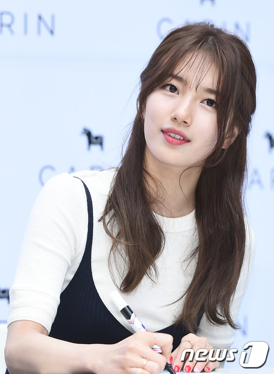 李敏鎬女友秀智藍色長裙造型現身 清純美貌吸睛【組圖】