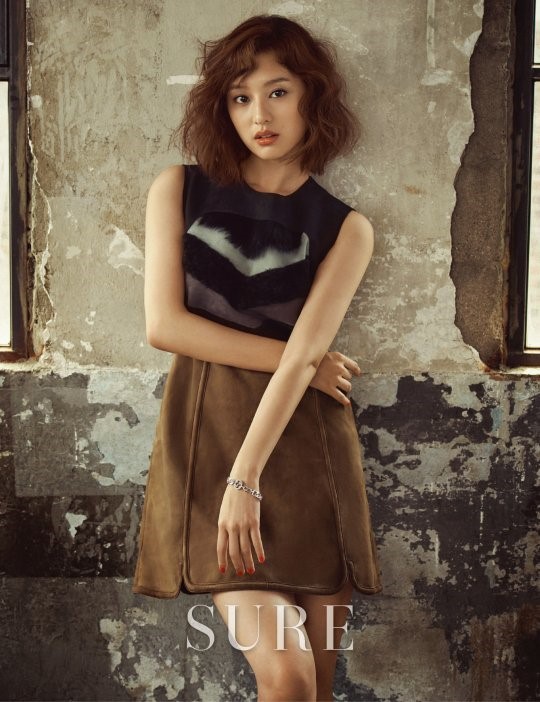 《太陽的后裔》金智媛時尚大片 凌亂卷發成熟狂野范【組圖】