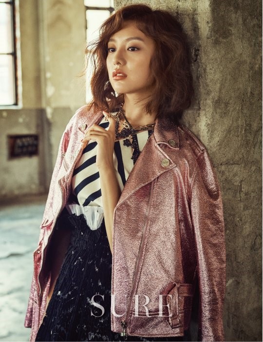 《太陽的后裔》金智媛時尚大片 凌亂卷發成熟狂野范【組圖】