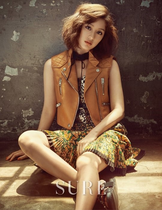 《太陽的后裔》金智媛時尚大片 凌亂卷發成熟狂野范【組圖】