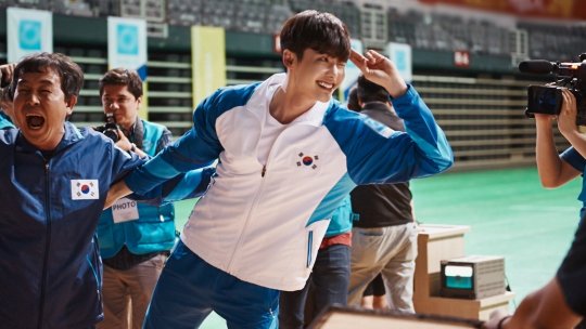 李鐘碩《W-兩個世界》劇照 變身射擊冠軍專業范 【組圖】