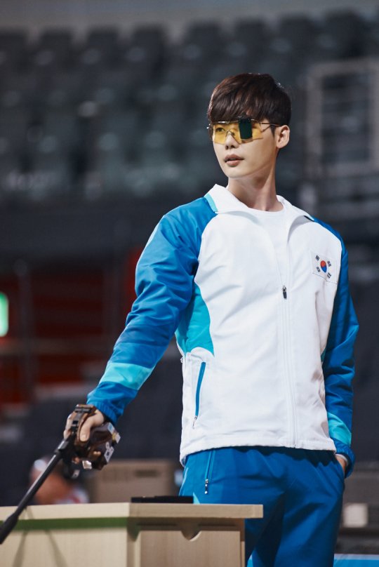 李鐘碩《W-兩個世界》劇照 變身射擊冠軍專業范 【組圖】