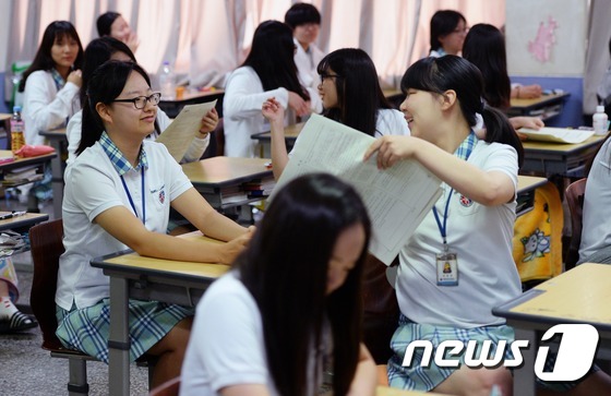 學生分發試卷，準備考試。（圖片來源：news1）