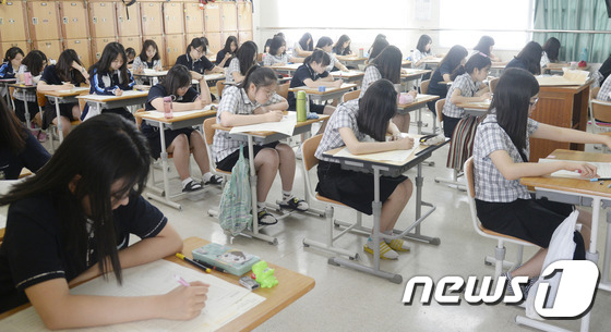 韓國舉行“國家水平學業成就度評價”考試【組圖】