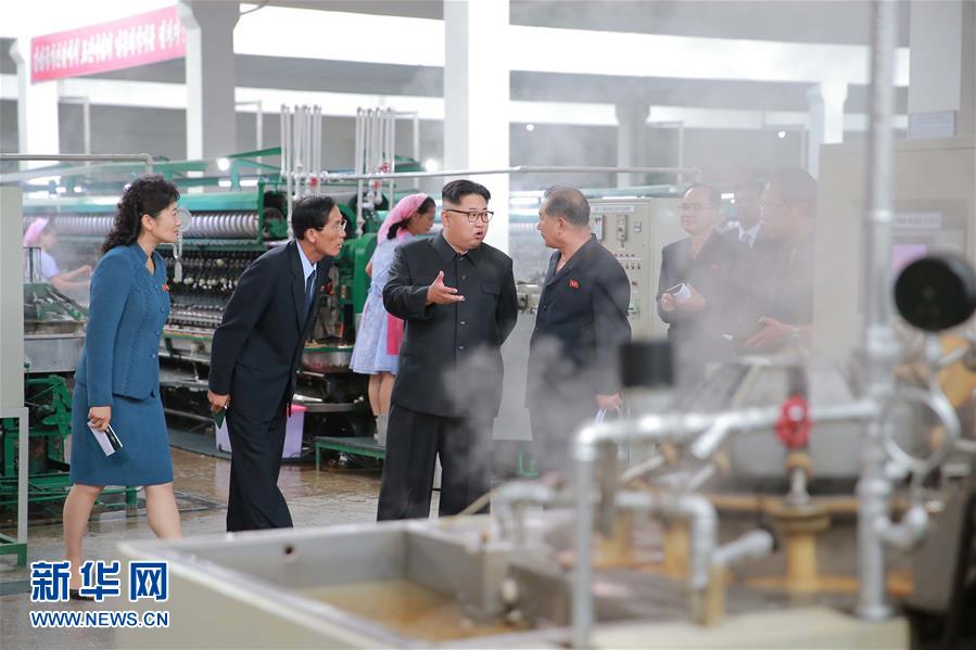 這張朝中社6月21日提供的照片顯示，朝鮮最高領導人金正恩（左三）日前視察金正淑平壤繅絲廠。 新華社/朝中社