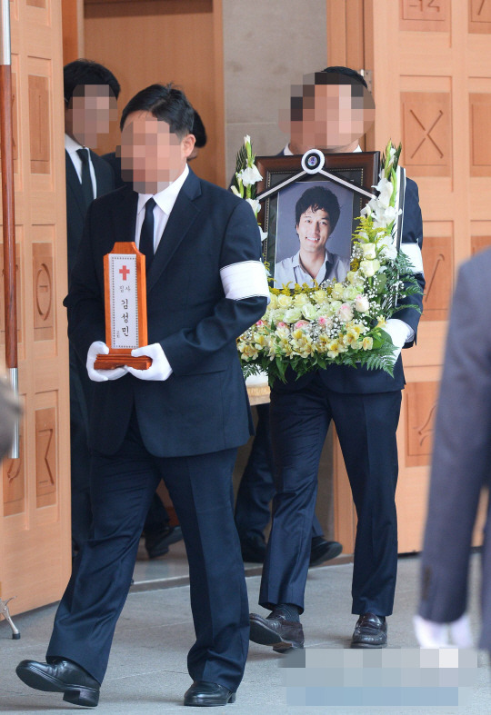 韓國自殺男星金成民出殯 張瑞希韓可露等悼念【組圖】