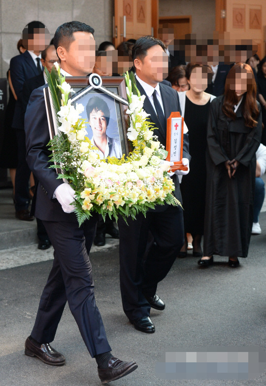 韓國自殺男星金成民出殯 張瑞希韓可露等悼念【組圖】