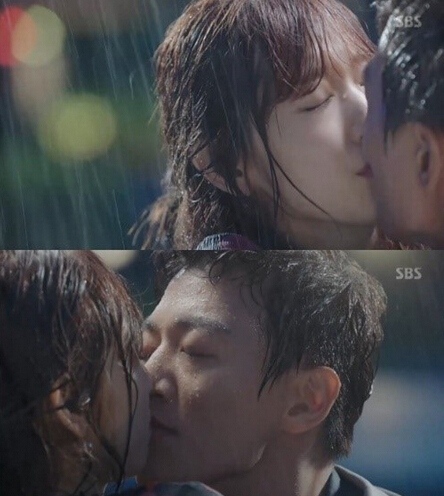 《任意依戀》金宇彬秀智“鼻尖kiss”引熱議 韓劇中經典浪漫吻戲盤點【組圖】