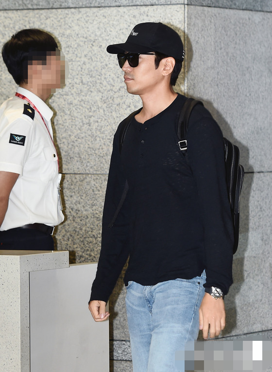 Eric徐賢真避緋聞分開走 《又是吳海英》劇組度假結束返韓【組圖】