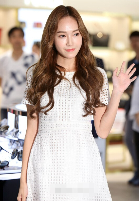 Jessica出席簽名會 白裙配紅鞋清純又時尚【組圖】