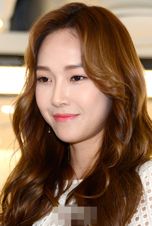 Jessica出席簽名會 白裙配紅鞋清純又時尚【組圖】