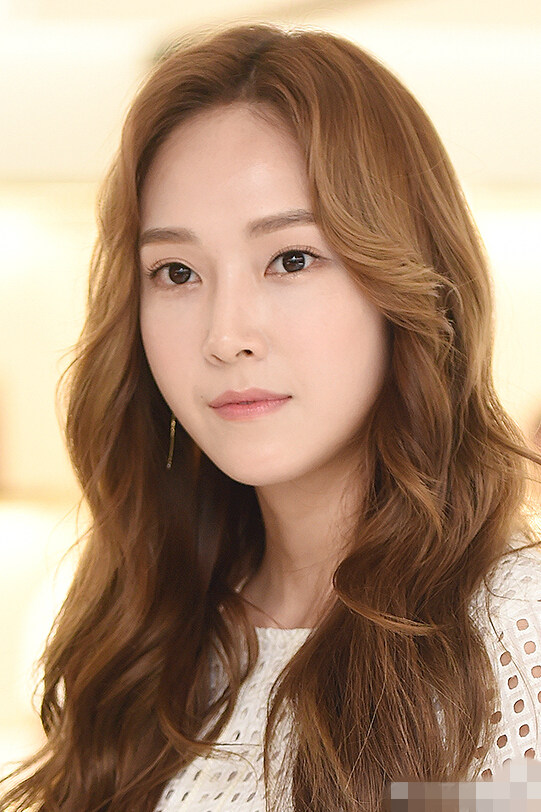 Jessica出席簽名會 白裙配紅鞋清純又時尚【組圖】