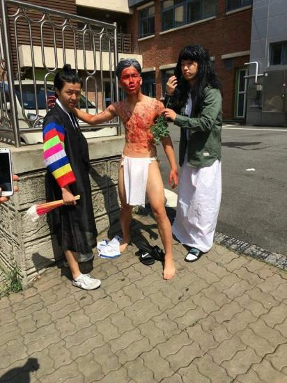 腦洞大開！韓國高中生奇葩畢業照令人捧腹大笑【組圖】