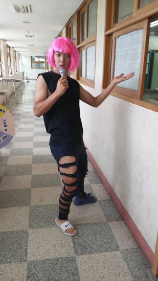 腦洞大開！韓國高中生奇葩畢業照令人捧腹大笑【組圖】