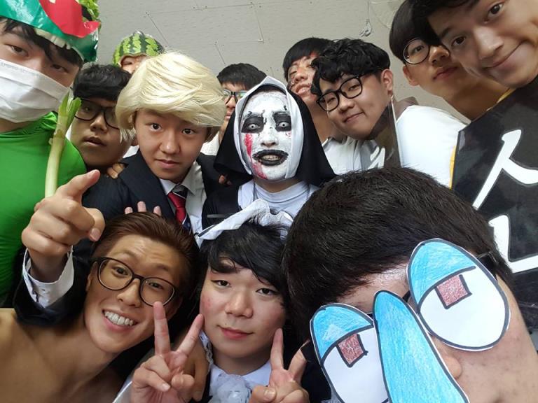 腦洞大開！韓國高中生奇葩畢業照令人捧腹大笑【組圖】