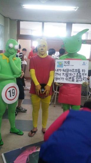 腦洞大開！韓國高中生奇葩畢業照令人捧腹大笑【組圖】