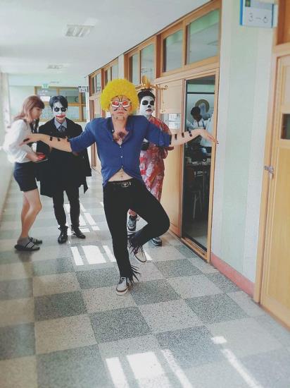 腦洞大開！韓國高中生奇葩畢業照令人捧腹大笑【組圖】