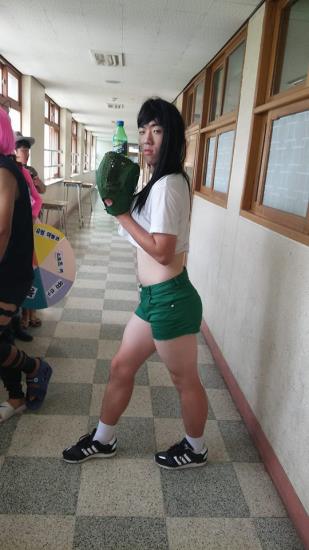 腦洞大開！韓國高中生奇葩畢業照令人捧腹大笑【組圖】