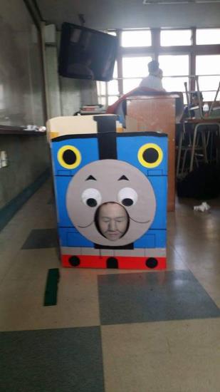 腦洞大開！韓國高中生奇葩畢業照令人捧腹大笑【組圖】