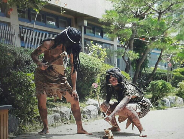 腦洞大開！韓國高中生奇葩畢業照令人捧腹大笑【組圖】