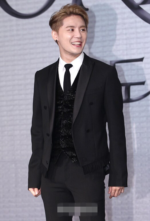 金俊秀亮相音樂劇《道林·格雷》發布會 黑色西裝筆挺有型【組圖】