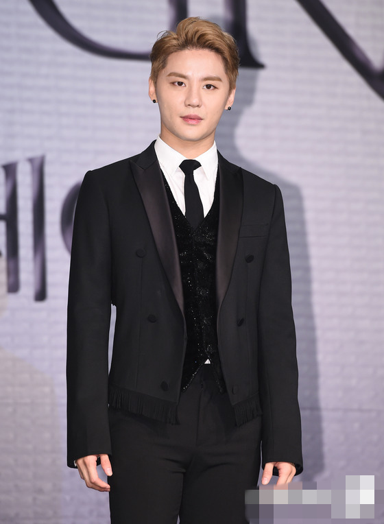 金俊秀亮相音樂劇《道林·格雷》發布會 黑色西裝筆挺有型【組圖】