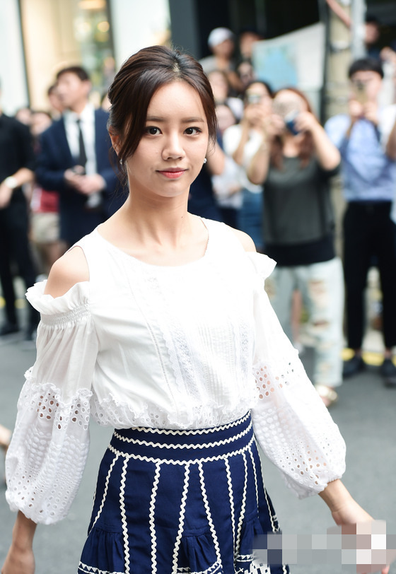 《請回答1988》惠利亮相活動引圍觀 白藍搭配清爽【組圖】