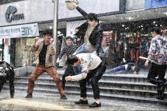 帥炸！李鐘碩《Ｗ》動作戲花絮照 吊威亞雨中打戲魅力大爆發【組圖】