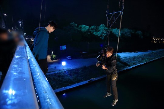 帥炸！李鐘碩《Ｗ》動作戲花絮照 吊威亞雨中打戲魅力大爆發【組圖】