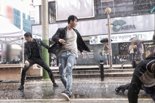 帥炸！李鐘碩《Ｗ》動作戲花絮照 吊威亞雨中打戲魅力大爆發【組圖】
