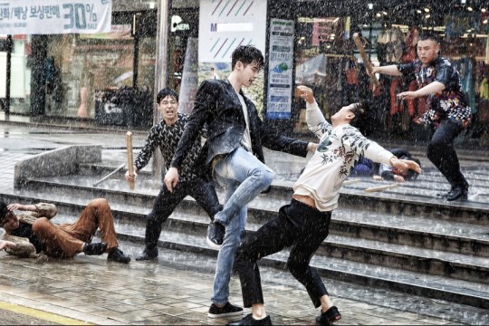 帥炸！李鐘碩《Ｗ》動作戲花絮照 吊威亞雨中打戲魅力大爆發【組圖】