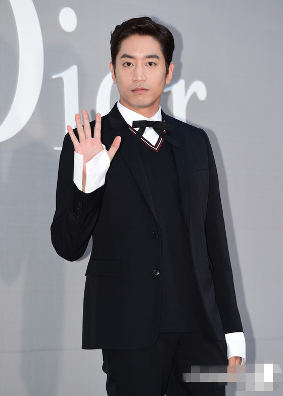 巨星云集！EXO燦烈世勛Eric帥氣亮相 允兒金惠秀崔智友同場比美【組圖】