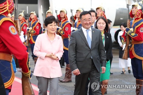 7月14日晚，韓國總統樸槿惠乘專機抵達烏蘭巴托成吉思汗國際機場。（圖片來源：韓聯社）