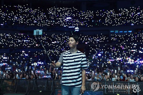 宋仲基上海粉絲見面會不舍淚灑現場 獲金鐘國助陣 【組圖】