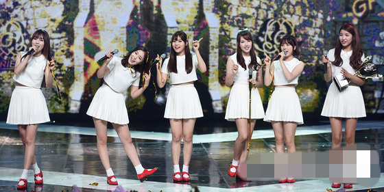 Gfriend奪《冠軍秀》第一位 素媛捧獎杯淡定揮手【組圖】