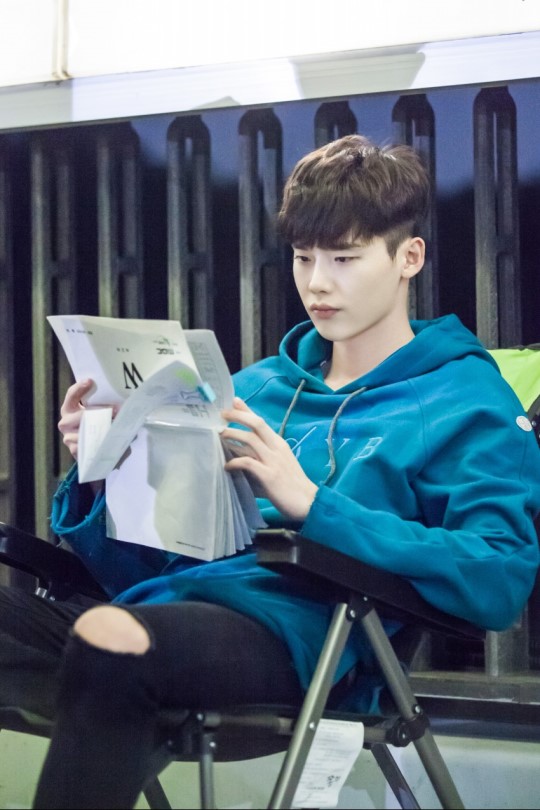 《W-兩個世界》海量劇照搶先看 李鐘碩自曝與韓孝珠吻戲比想象中多【組圖】