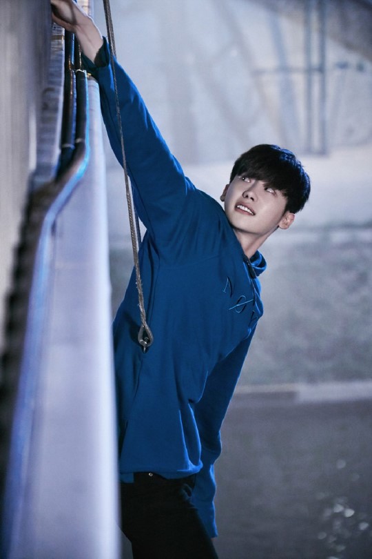 《W-兩個世界》海量劇照搶先看 李鐘碩自曝與韓孝珠吻戲比想象中多【組圖】