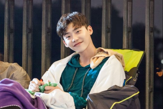 《W-兩個世界》海量劇照搶先看 李鐘碩自曝與韓孝珠吻戲比想象中多【組圖】